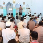 Kapolres Pamekasan saat melaksanakan Safari Jumat di Masjid Hidayatun Najah Desa Samiran Kecamatan Proppo, Kabupaten Pamekasan. 