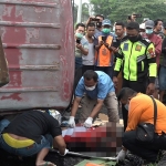 Petugas melakukan proses evakuasi terhadap sopir truk box.