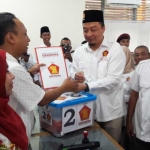 dr. Asluchul Alif saat menyerahkan berkas pendaftaran Bacaleg 2019.