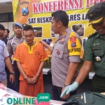 Kapolres Lamongan AKBP Feby D. P. Hutagalung bersama Kasdim 0812 Mayor Arh GN Gusti Putu dan Kasatreskrim AKP Wahyu Norman Hidayat saat pers rilis. foto: NUR QOMAR/ BANGSAONLINE