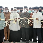 Gubernur Khofifah bersama Ketua Umum Pengurus Pusat DMI, Jusuf Kalla, dan Ketua Umum PP Muhammadiyah, Haedar Nashir, saat peresmian Masjid Al Fattah di Tulungagung.