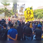 Massa Ultras Mania ketika menggelar demo di depan DPRD Gresik. foto: SYUHUD/ BANGSAONLINE