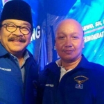 Tri Wahyudi Ari Setiawan, kader Demokrat saat bersama Ketua DPD Partai Demokrat Jatim, Soekarwo. foto: istimewa
