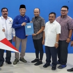 Sekretaris DPC Demokrat Gresik. Supriyanto, didampingi Suberi saat menyerahkan berkas pendaftaran calon Ketua DPC Demokrat Gresik di DPD. Foto: Ist