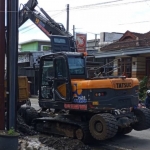 Salah satu alat berat DPUPR Kota Batu diperbantukan melakukan pengerukan sedimen di Kali Jowo, Desa Giripurno, Bumiaji, Kota Batu