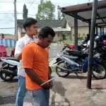 Petugas dari Satresnarkoba Polres Bangkalan saat bersama pelaku.