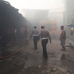 Petugas masih melakukan penyelidikan atas terbakarnya pabrik tahu.