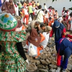 TNI, PNS Surabaya dan masyarakat sedang membersihkan sampah. 