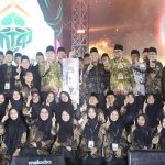 Bupati Gresik Fandi Akhmad Yani bersama kafilah MTQ Gresik usai dinobatkan sebagai juara umum. Foto: Ist.