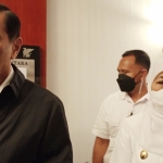 Menko Marves Luhut Binsar Pandjaitan didampingi oleh Gubernur Jatim Khofifah Indar Parawansa seusai rakor di Surabaya. foto: DEVI FITRI AFRIYANTI/BANGSAONLINE