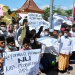 Aksi demo para santri dukung KPK usut tuntas kasus korupsi di Kabupaten Probolinggo.
