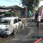 Mobil baru bisa dipadamkan setelah satu unit mobil Petugas Memadam Kebakaran (PMK) unit Krian tiba.