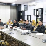 Wakil Ketua DPRD Gresik, Ahmad Nurhamim, didampingi Ketua Komisi II Wongso Negoro bersama anggota komisi saat hearing dengan BPPKAD. Foto: Ist.
