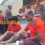 Dua pelaku yang dilumpuhkan oleh anggota Polsek Sukolilo Surabaya usai kedapatan menggasak sepeda motor di RS Onkologi. Foto: Rusmiyanto/BANGSAONLINE