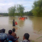 Proses pencarian korban tenggelam di Plumpang Tuban.