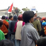 Ribuan masyarakat Manyar saat demo di PT. Jebe Koko. foto: SYUHUD/ BANGSAONLINE