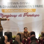 Bersama Bupati Kediri, mantan Gubernur DKI Jakarta, Anies Baswedan, saat memberi motivasi ke para siswa SMA Dharma Wanita Boarding School 1 Pare di Pendopo Panjalu Jayati. Foto: Ist