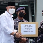 Wali Kota Surabaya Eri Cahyadi menyerahkan bantuan secara simbolis kepada Inspektur Koarmada II, Laksamana Pertama TNI Arief Muchtarom.