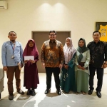 Eksklusif, Bupati Kediri Hanindito Himawan Pramana (tiga dari kiri) mengundang langsung Aulia (dua dari kiri) di ruang kerjanya. (Ist)