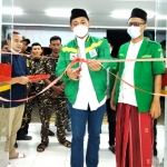 Ketua PC GP Ansor Kabupaten Tuban, Ahmad Ja’far Ali saat melakukan pengguntingan pita, tanda Ansor Mart resmi dibuka.
