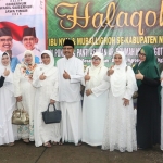 Wakil Gubernur Jawa Timur Gus Ipul foto bersama para Ibu Nyai.