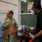 Wakil Bupati Lumajang, Indah Amperawati, saat meninjau kondisi terkini korban luka bakar yang dirawat di Puskesmas Penanggal.