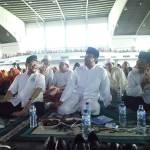 ?Pengasuh Ponpes Mahasiswa Al-Jihad KH Imam Hambali bercanda dengan Wakil Gubernur Jawa Timur Syaifullah Yusuf, di sela acara Ultah ke-16, kemarin. Foto:m taufiqillah al-mufti/BANGSAONLINE