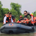 Pj Gubernur Jatim saat memimpin pembersihan eceng gondok dan sampah penyebab banjir di Kecamatan Candi, Sidoarjo.