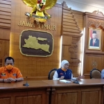 Gubernur Jatim, Khofifah Indar Parawansa saat rilis perkembangan Covid-19 di Gedung Negara Grahadi Surabaya, Senin (23/3). foto: DIDI ROSADI/ BANGSAONLINE