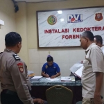 Polisi an warga setempat usai evakuasi korban dan menunggu hasil forensik