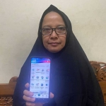 Salah satu jemaah calon haji menunjukkan tampilan Aplikasi Mobile JKN.