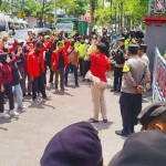 Demo yang dilakukan GMNI Tulungagung menuntut pemkab perbaiki jalanan yang rusak.