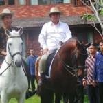 Presiden Jokowi berkuda didampingi Prabowo Subianto saat berkunjung ke kediaman Prabowo di Padepokan Garuda Yaksa, Desa Bojong Koneng, Hambalang, Bogor, kemarin (31/10).