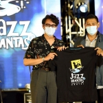 Wali Kota Kediri, Abdullah Abu Bakar, bersama musisi muda Indonesia, Ardhito Pramono, di acara Jazz Brantas. Foto: Ist