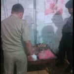 Petugas saat melakukan pemeriksaan pada korban. foto: suwandi/ BANGSAONLINE