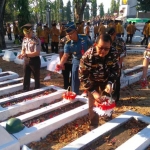 Ketua FKPPI Jatim, Gatot Sudjito melakukan tabur bunga di taman makam pahlawan, dalam rangkaian HUT ke-39 FKPPI.  foto: DIDI ROSADI/ BANGSAONLINE