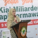 Bupati Purwakarta Anne Ratna Mustika ketika membuka acara bedah buku Kiai Miliarder Tapi Dermawan karya M Mas
