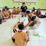Tim FPRB Kabupaten Kediri saat menggelar simulasi bencana di hadapan murid SDN Tarokan 5. Foto: Ist.