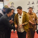 Wali Kota Kediri Abdullah Abu Bakar didampingi Kepala Dinkop UMTK Bambang Priambodo, saat menyalami para peserta. Foto: Ist. 