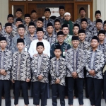 Para Kafilah MTQ asal Kabupaten Tuban foto bersama Bupati Fathul Huda.