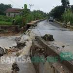BAHAYAKAN PENGENDARA: Kondisi jalan utama Kecamatan Grabagan usai diterjang banjir akibat tidak berfungsinya gorong-gorong. foto: BANGSAONLINE