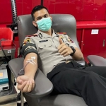 Mantan Kasat Lantas Polresta Sidoarjo Kompol Fahrian Siregar saat donor darah. (foto: ist)