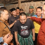 Bupati Sampang Slamet Junaidi saat melepas Zaini dari pemasungan, beberapa waktu lalu. Foto: Prokopim Pemkab