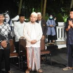 Wali Kota Kediri Abdullah Abu Bakar (kanan) saat memberangkatkan calon jamaah haji. foto: ist.