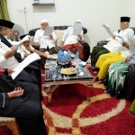 Para kiai serius membahas penanganan covid-19 di Guest House Insitut KH Abdul Chalim Pondok Pesantren Amanatul Ummah Pacet Mojoketo Jawa Timur, Jumat (3/4/2020). foto: MA/ BANGSAONLINE.COM