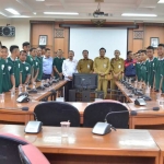 Bupati Sambari foto bersama tim SSB Putera Indonesia Gresik.