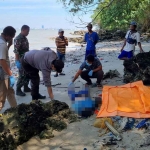 Mayat tanpa identitas yang ditemukan di bibir pantai dekat Jembatan Suramadu wilayah Bangkalan.