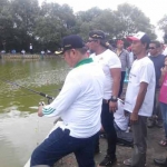 SERU: Bupati Sidoarjo H Saiful Ilah didampingi Sekjen GMPS Heru Satria ikut memancing saat Lomba Mancing HUT Sidoarjo, di Desa Kalanganyar, Kecamatan Sedati, Minggu (5/2). foto: mustain/ BANGSAONLINE