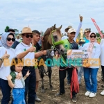 H. Sentot Djamaluddin bersama kudanya yang berhasil meraih Juara 1. Foto: Muji Harjita/BANGSAONLINE