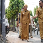 Wali Kota Kediri saat memantau langsung penindakan terhadap tiang dan kabel telekomunikasi di Jalan Brawijaya. Foto: Ist 